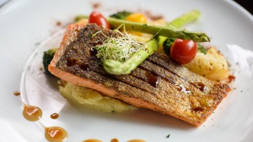 SALMON GORENG MENTEGA SAUS KARI HINGGA SUP SALMON