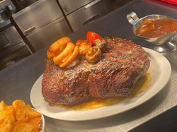 Sanggup Habiskan Steak 2,8 Kg? Porsinya Jumbo, Pakai Kentang Goreng