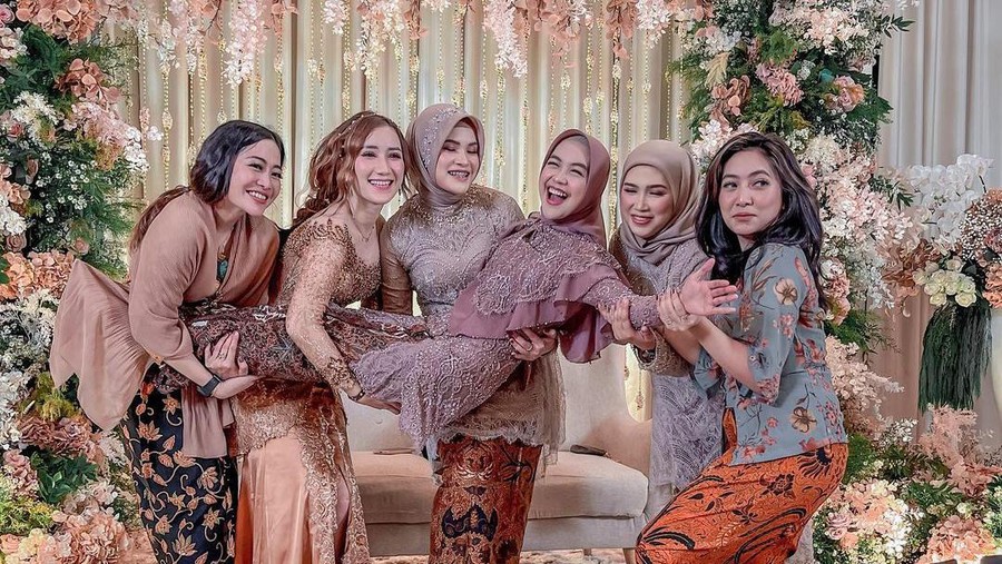 Ria Ricis bersama para sahabat di momen siraman