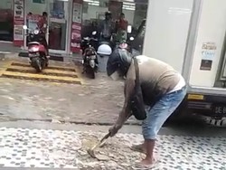 Murka Suami Hancurkan Trotoar yang Bikin Istri Jatuh Terkapar