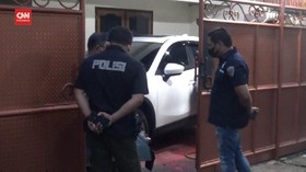 VIDEO: Pelaku Teror Rumah Orang Tua Veronica Koman Diduga 2 Orang