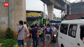 VIDEO: Bus Tabrak beton Di Ciledug, Sopir terjepit badan Bus