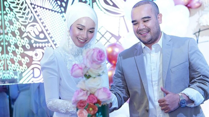 Tya Arifin dan suami
