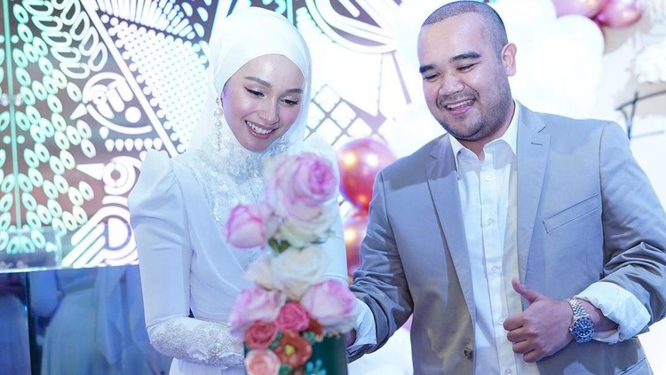 Tya Arifin dan suami