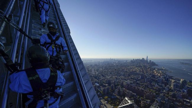 Salah satu gedung pencakar langit di New York, Amerika Serikat, membuka wahana wisata pendakian yang seru dan menantang.