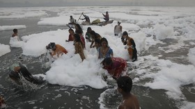 FOTO: Ritual Warga India di Sungai Yamuna yang Penuh Limbah