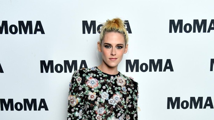 3 Fakta Menarik di Balik Gaun Kristen Stewart saat Promosikan Film 'Spencer' di New York 3 Fakta Menarik di Balik Gaun Kristen Stewart saat Promosikan Film 'Spencer' di New York