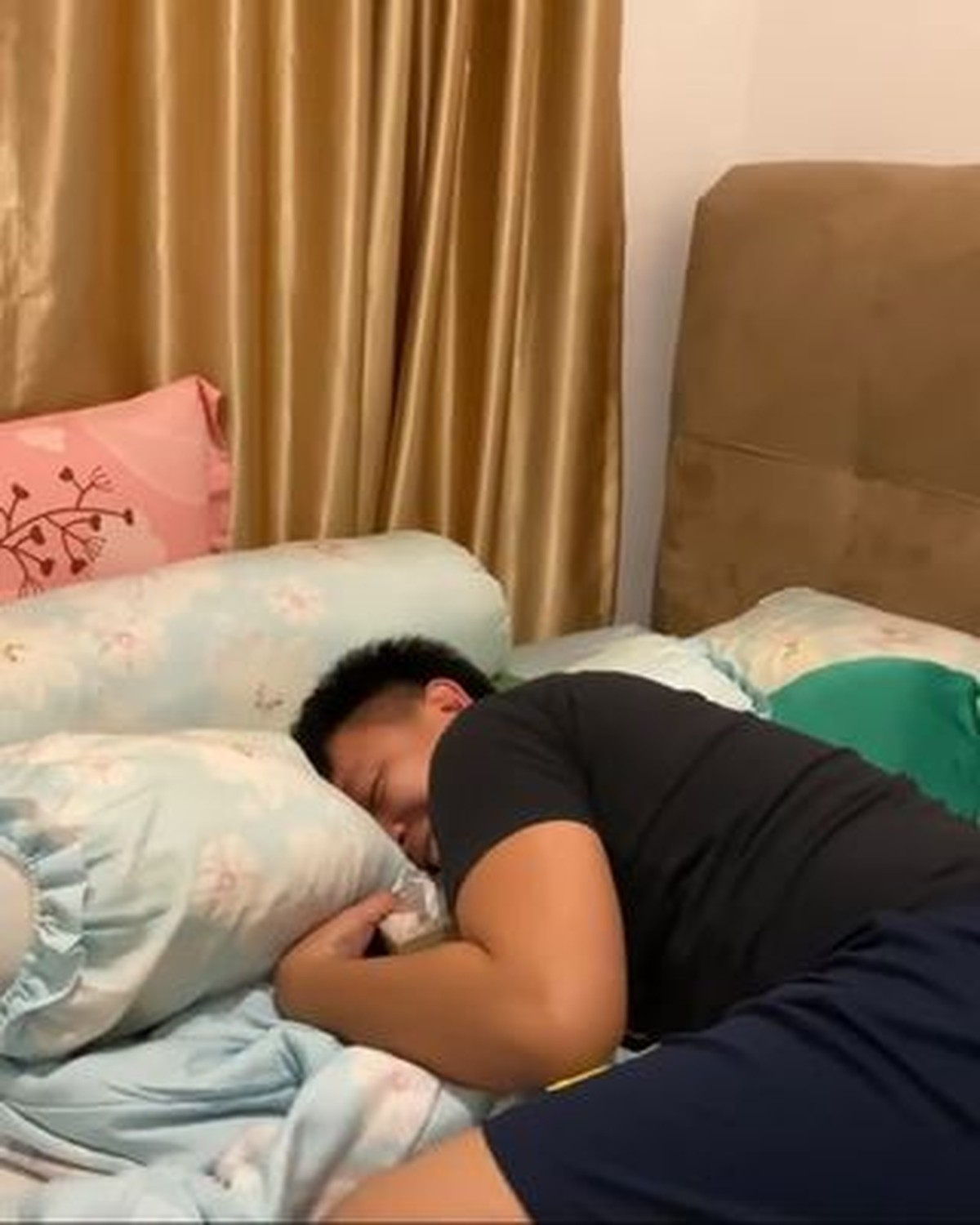 Regina Ivanova memberikan kejutan kepada sang suami tentang kehamilannya&comma; ekspresi Lucky Jayadi pun disorot&period; Yuk intip&excl;