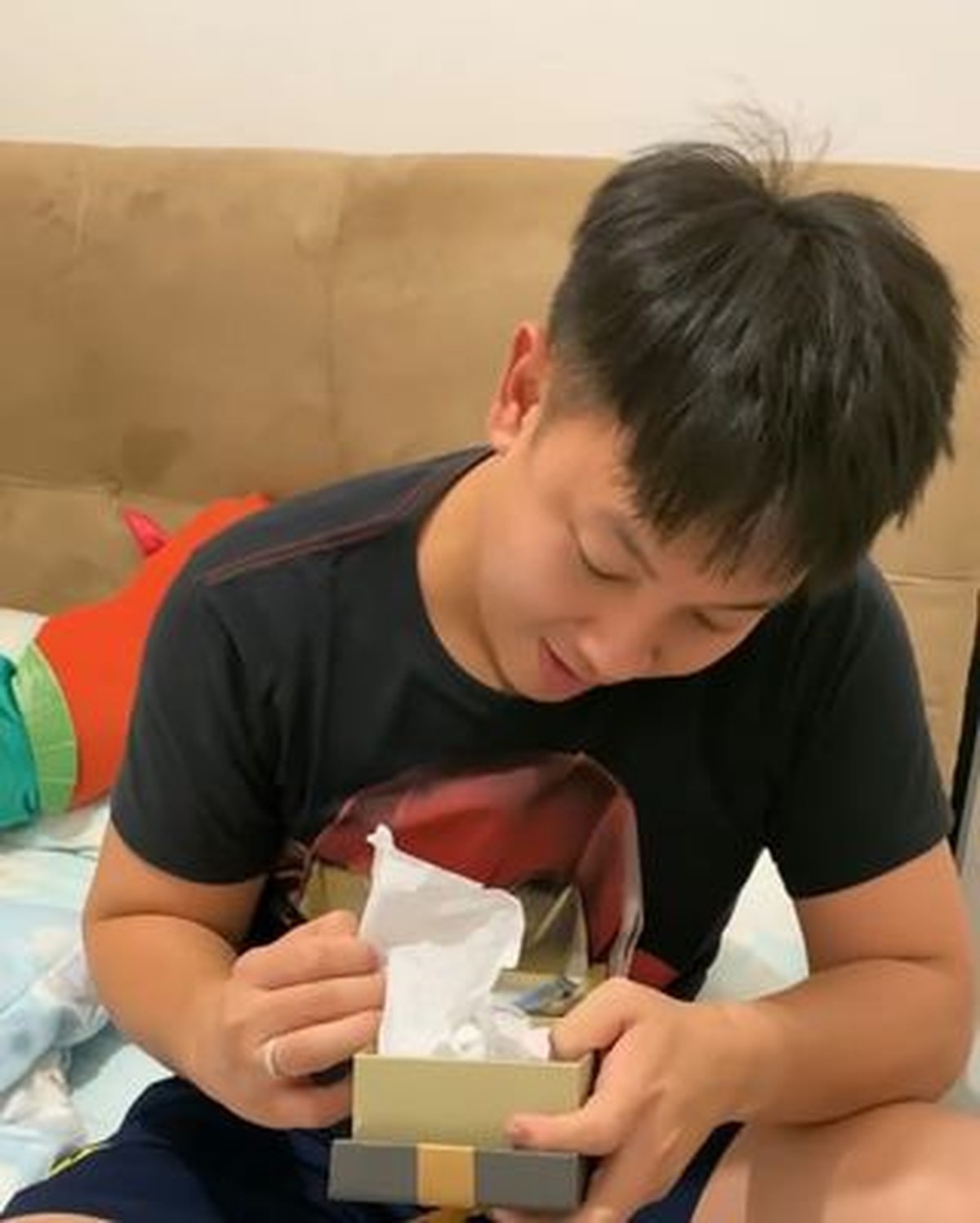 Regina Ivanova memberikan kejutan kepada sang suami tentang kehamilannya&comma; ekspresi Lucky Jayadi pun disorot&period; Yuk intip&excl;