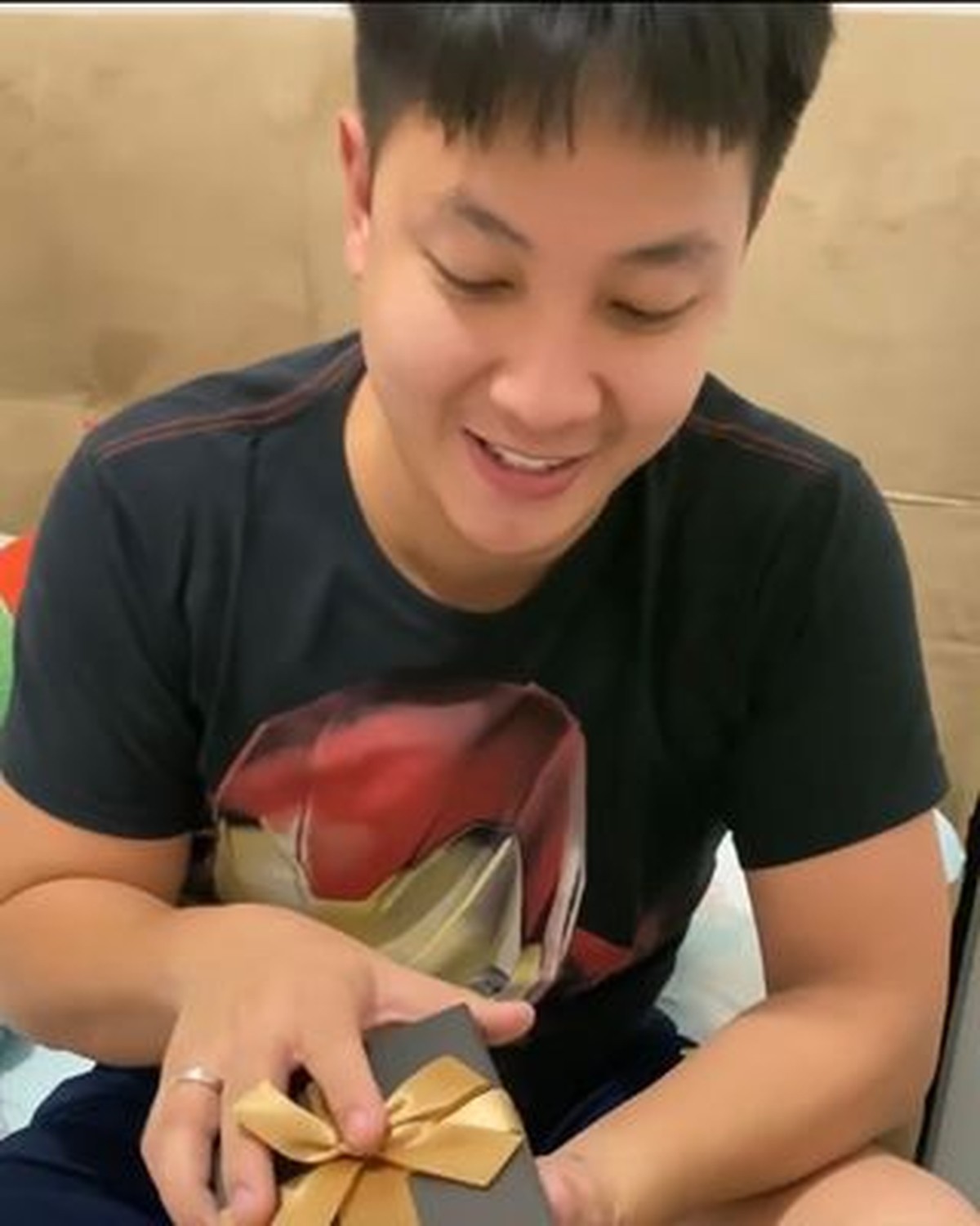 Regina Ivanova memberikan kejutan kepada sang suami tentang kehamilannya&comma; ekspresi Lucky Jayadi pun disorot&period; Yuk intip&excl;