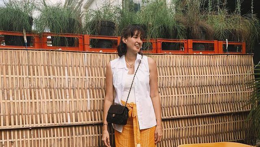 Nadine Chandrawinata sedang hamil anak pertamanya dengan Dimas Anggara. Yuk intip fotonya pamer baby bump!