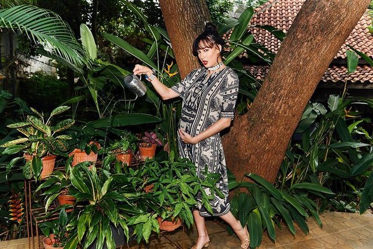 Nadine Chandrawinata sedang hamil anak pertamanya dengan Dimas Anggara. Yuk intip fotonya pamer baby bump!