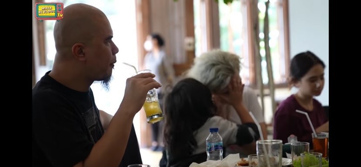 Ahmad Dhani membawa semua anak-anak dan calon menantunya jalan-jalan ke kota Bandung&period; Yuk intip momennya&excl;