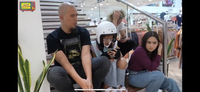Ahmad Dhani membawa semua anak-anak dan calon menantunya jalan-jalan ke kota Bandung. Yuk intip momennya!