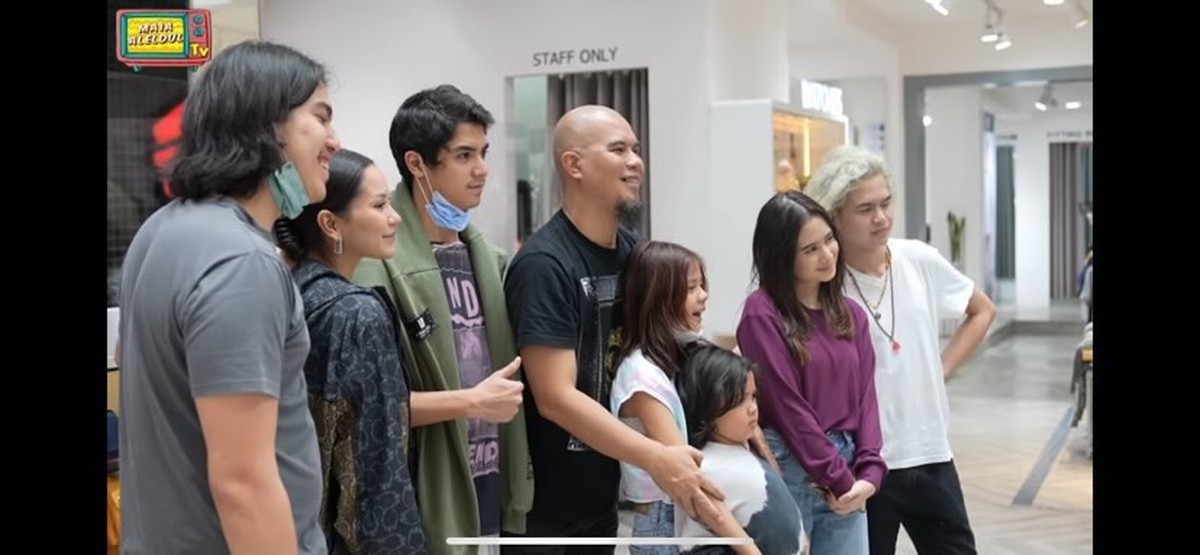 Ahmad Dhani membawa semua anak-anak dan calon menantunya jalan-jalan ke kota Bandung&period; Yuk intip momennya&excl;