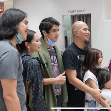 7 Potret Ahmad Dhani Jalan-jalan bareng Anak & Calon Menantu