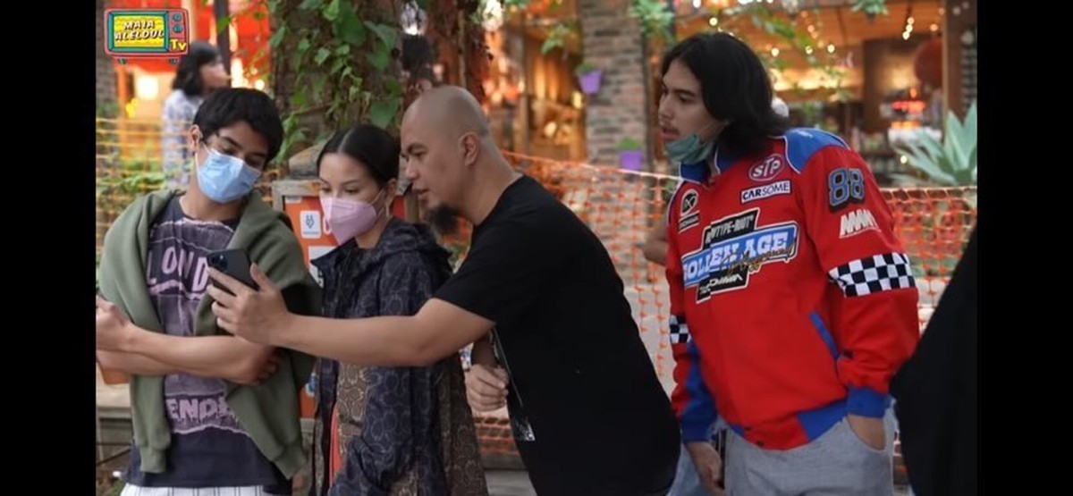 Ahmad Dhani membawa semua anak-anak dan calon menantunya jalan-jalan ke kota Bandung&period; Yuk intip momennya&excl;