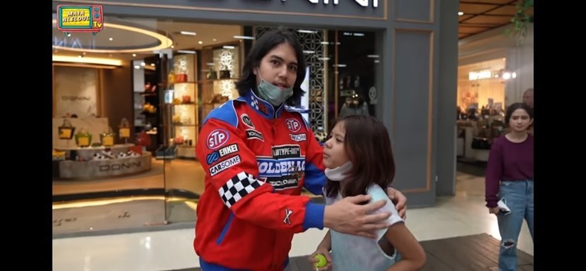 Ahmad Dhani membawa semua anak-anak dan calon menantunya jalan-jalan ke kota Bandung&period; Yuk intip momennya&excl;