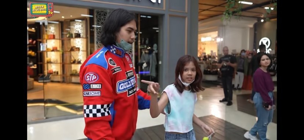 Ahmad Dhani membawa semua anak-anak dan calon menantunya jalan-jalan ke kota Bandung&period; Yuk intip momennya&excl;