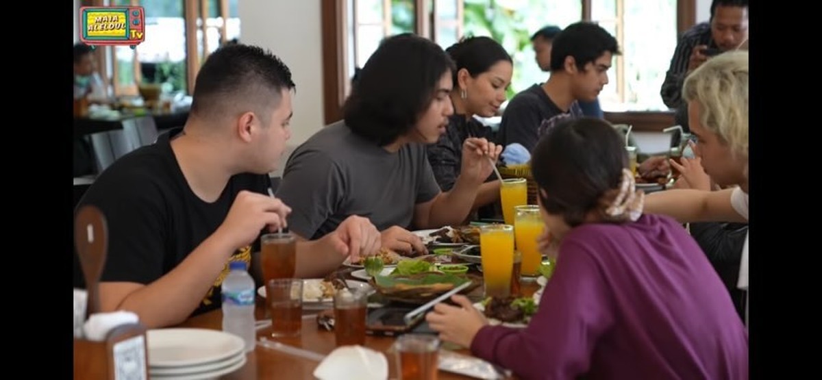 Ahmad Dhani membawa semua anak-anak dan calon menantunya jalan-jalan ke kota Bandung&period; Yuk intip momennya&excl;