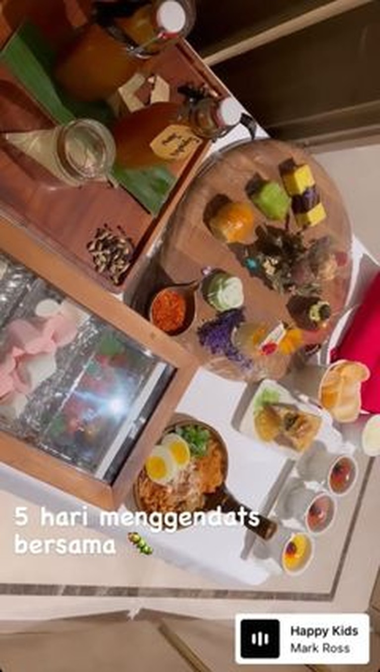 7 Potret Keluarga Irwansyah Karantina di Hotel Mewah Usai Liburan di Luar Negeri Setelah asyik berlibur di luar negeri, Irwansyah beserta istri dan anaknya menjalani karantina di hotel mewah. Yuk intip!