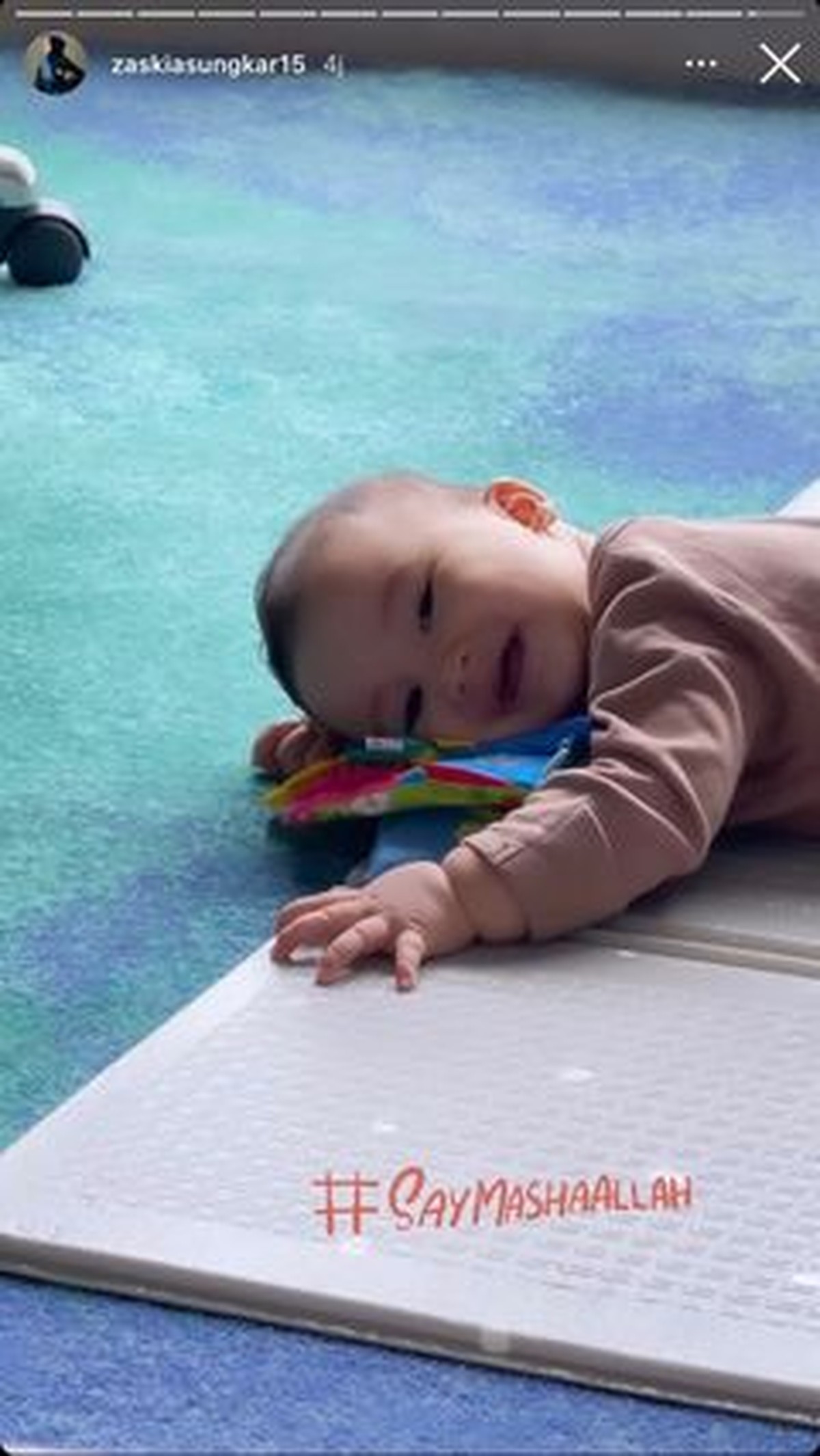 Setelah asyik berlibur di luar negeri&comma; Irwansyah beserta istri dan anaknya menjalani karantina di hotel mewah&period; Yuk intip&excl;