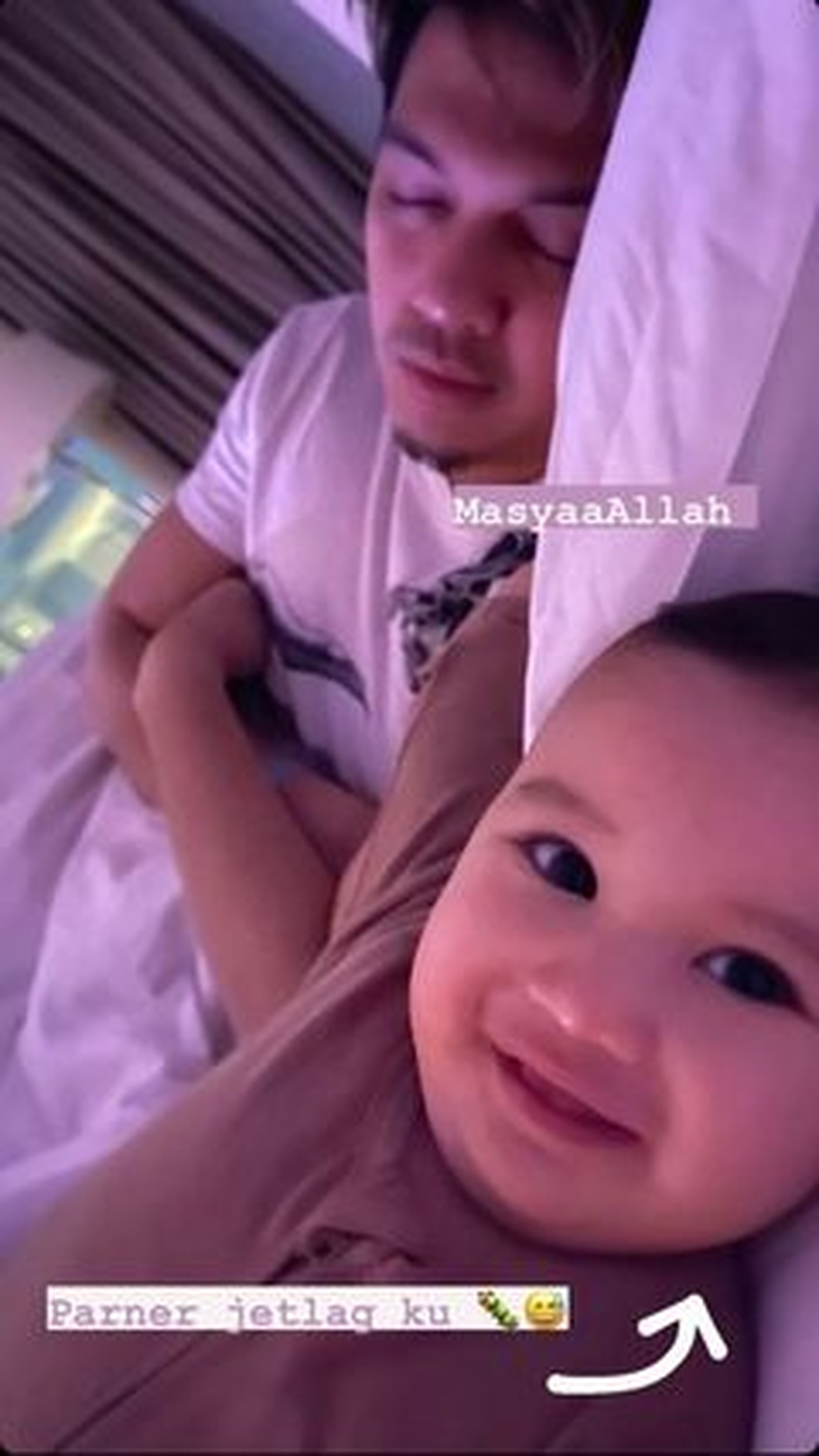 Setelah asyik berlibur di luar negeri&comma; Irwansyah beserta istri dan anaknya menjalani karantina di hotel mewah&period; Yuk intip&excl;