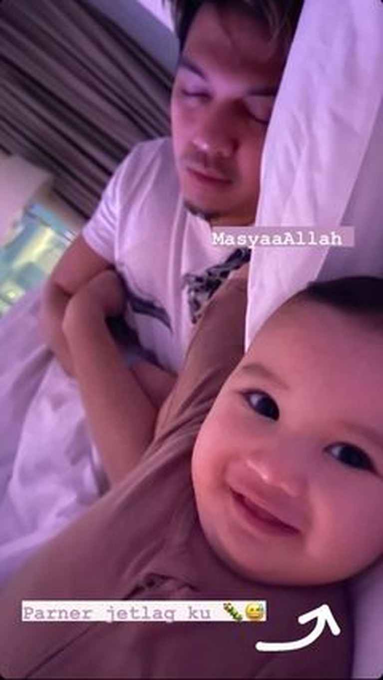 7 Potret Keluarga Irwansyah Karantina di Hotel Mewah Usai Liburan di Luar Negeri Setelah asyik berlibur di luar negeri, Irwansyah beserta istri dan anaknya menjalani karantina di hotel mewah. Yuk intip!