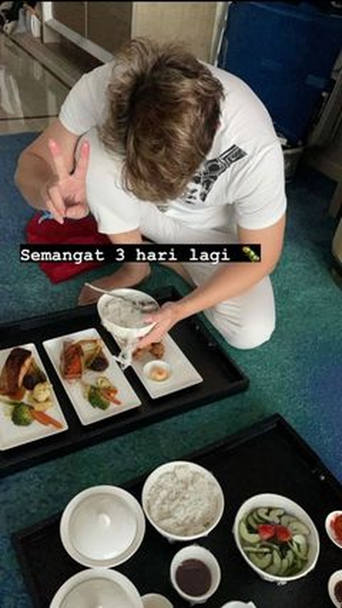 Setelah asyik berlibur di luar negeri&comma; Irwansyah beserta istri dan anaknya menjalani karantina di hotel mewah&period; Yuk intip&excl;