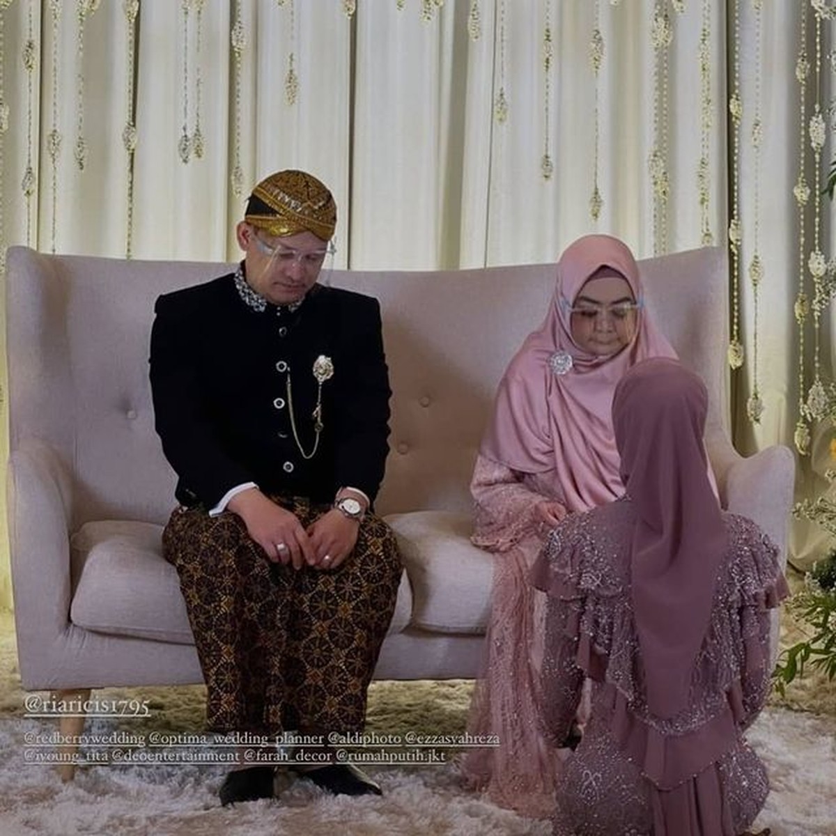 Momen Sungkeman dan Siraman Jelang Pernikahan Ria Ricis