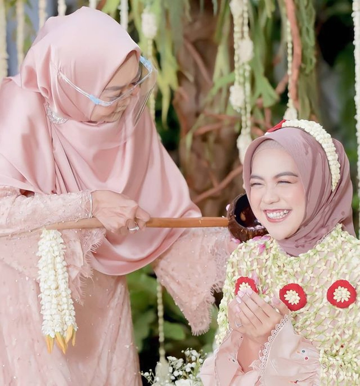 Momen Sungkeman dan Siraman Jelang Pernikahan Ria Ricis