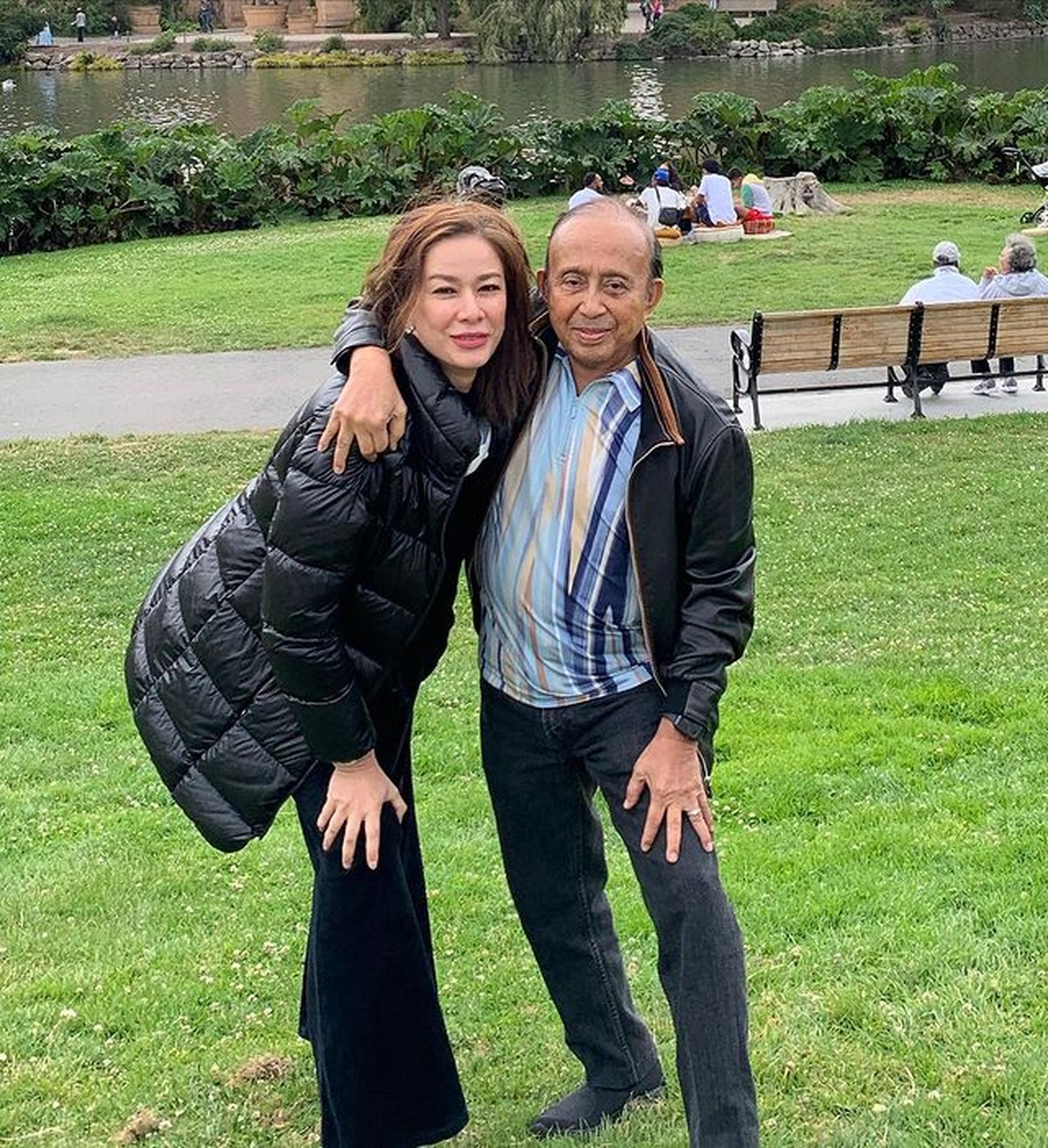 Eks Menteri Abdul Latief memiliki istri yang lebih muda 35 tahun&comma; pernikahan mereka telah berjalan 18 tahun dan harmonis&period; Yuk intip&excl;