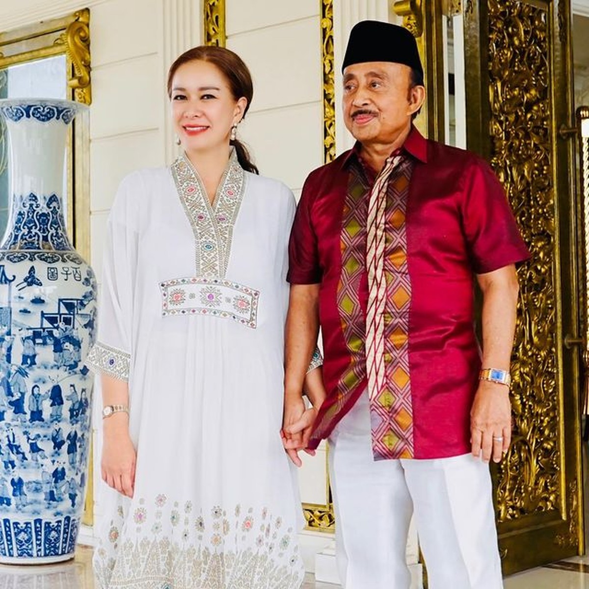 Eks Menteri Abdul Latief memiliki istri yang lebih muda 35 tahun&comma; pernikahan mereka telah berjalan 18 tahun dan harmonis&period; Yuk intip&excl;