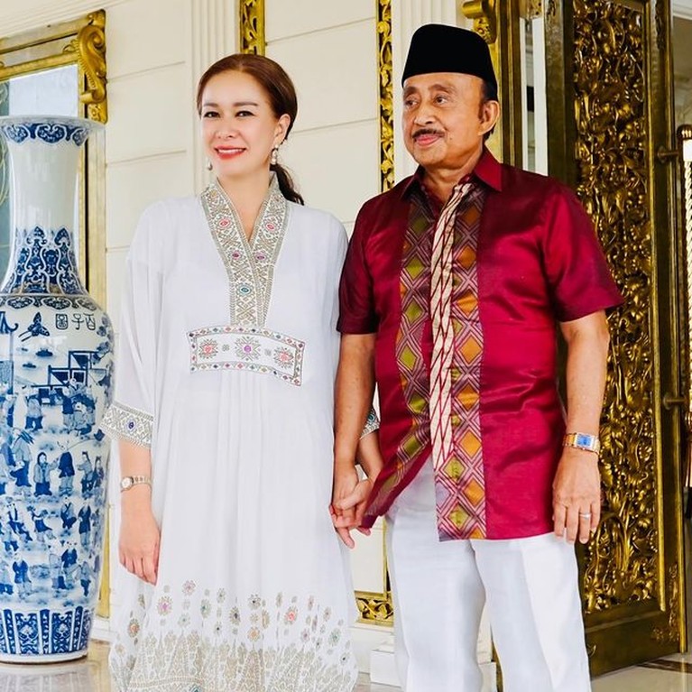 8 Potret Harmonis Donna & Eks Menteri Abdul Latief 18 Tahun Nikah Eks Menteri Abdul Latief memiliki istri yang lebih muda 35 tahun, pernikahan mereka telah berjalan 18 tahun dan harmonis. Yuk intip!