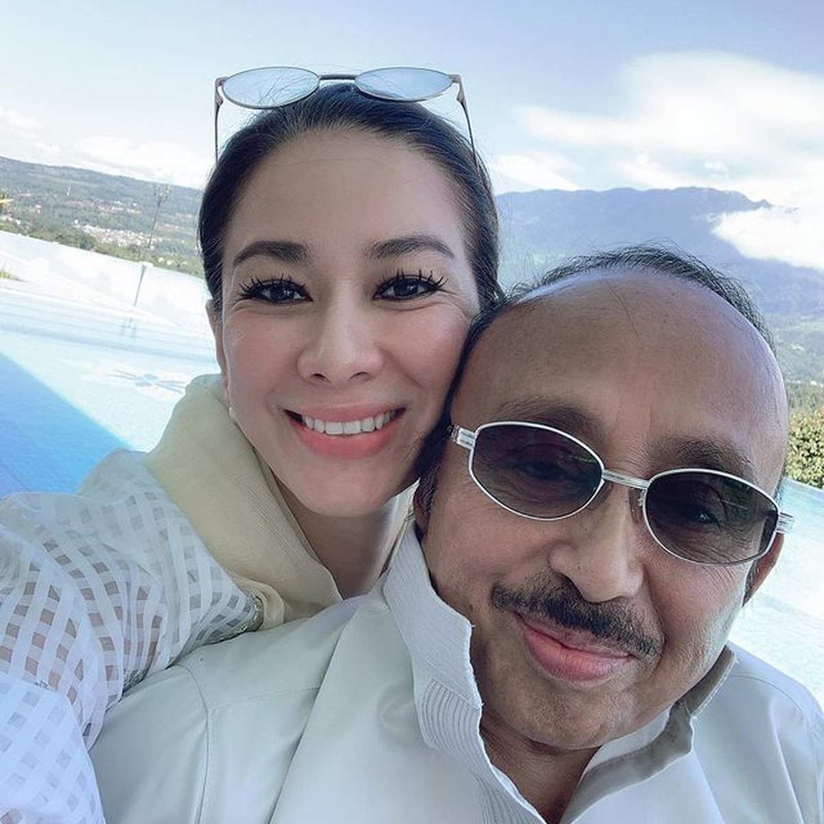 Eks Menteri Abdul Latief memiliki istri yang lebih muda 35 tahun&comma; pernikahan mereka telah berjalan 18 tahun dan harmonis&period; Yuk intip&excl;