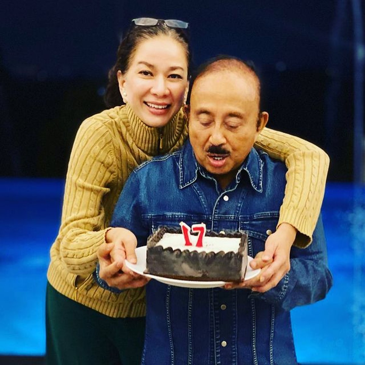 Eks Menteri Abdul Latief memiliki istri yang lebih muda 35 tahun&comma; pernikahan mereka telah berjalan 18 tahun dan harmonis&period; Yuk intip&excl;