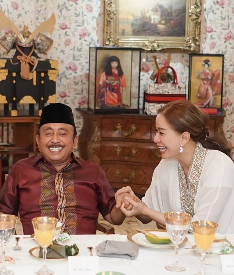 8 Potret Harmonis Donna & Eks Menteri Abdul Latief 18 Tahun Nikah Eks Menteri Abdul Latief memiliki istri yang lebih muda 35 tahun, pernikahan mereka telah berjalan 18 tahun dan harmonis. Yuk intip!