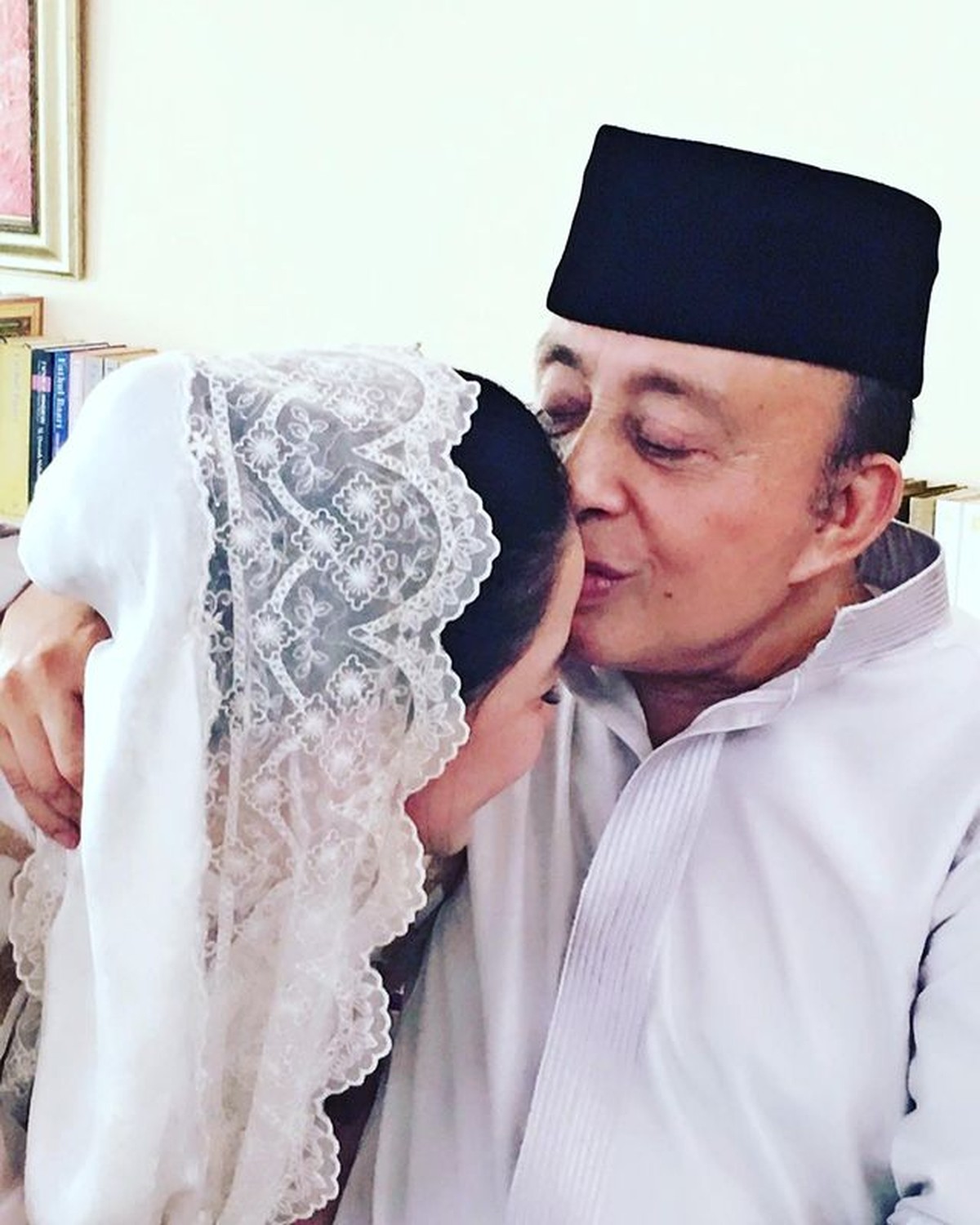 Eks Menteri Abdul Latief memiliki istri yang lebih muda 35 tahun&comma; pernikahan mereka telah berjalan 18 tahun dan harmonis&period; Yuk intip&excl;