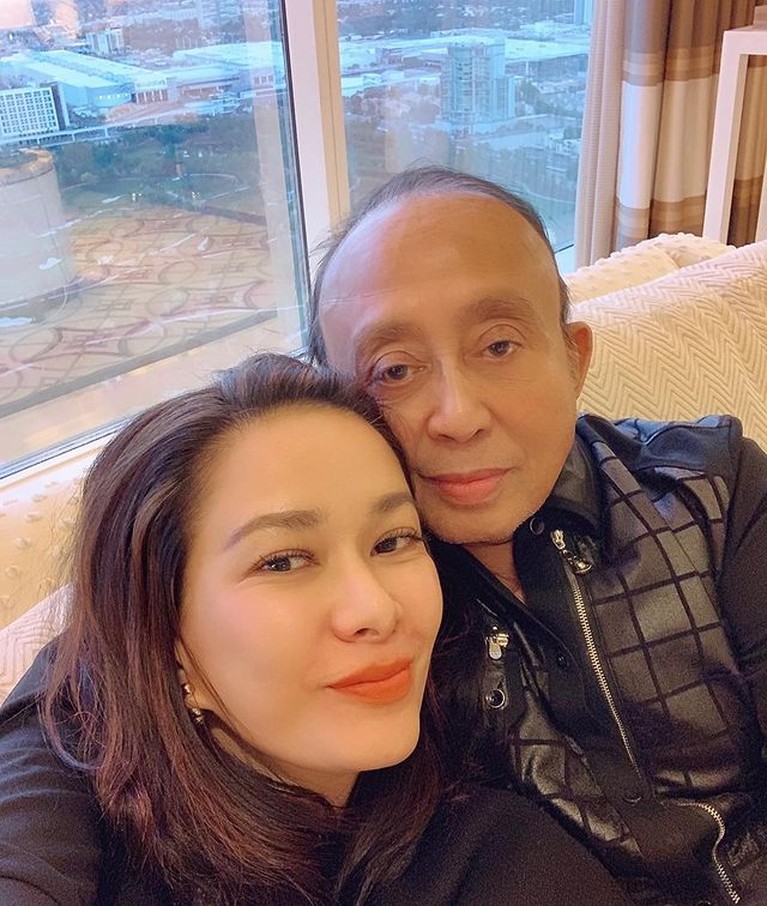 8 Potret Harmonis Donna & Eks Menteri Abdul Latief 18 Tahun Nikah Eks Menteri Abdul Latief memiliki istri yang lebih muda 35 tahun, pernikahan mereka telah berjalan 18 tahun dan harmonis. Yuk intip!