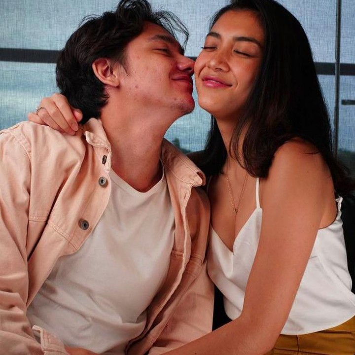 <p>Adipati Dolken dan Canti Tachril juga berbagi video aktivitas mereka selama di rumah saja. Warganet pun terkadang ikut terhibur dengan keseruan mereka. (Foto: Instagram @adipati)</p>