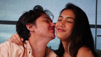 <p>Adipati Dolken dan Canti Tachril juga berbagi video aktivitas mereka selama di rumah saja. Warganet pun terkadang ikut terhibur dengan keseruan mereka. (Foto: Instagram @adipati)</p>