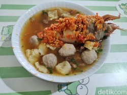 Bakso WoAh : Kekenyangan Makan Bakso Cumi Raksasa 1,2 Kilogram