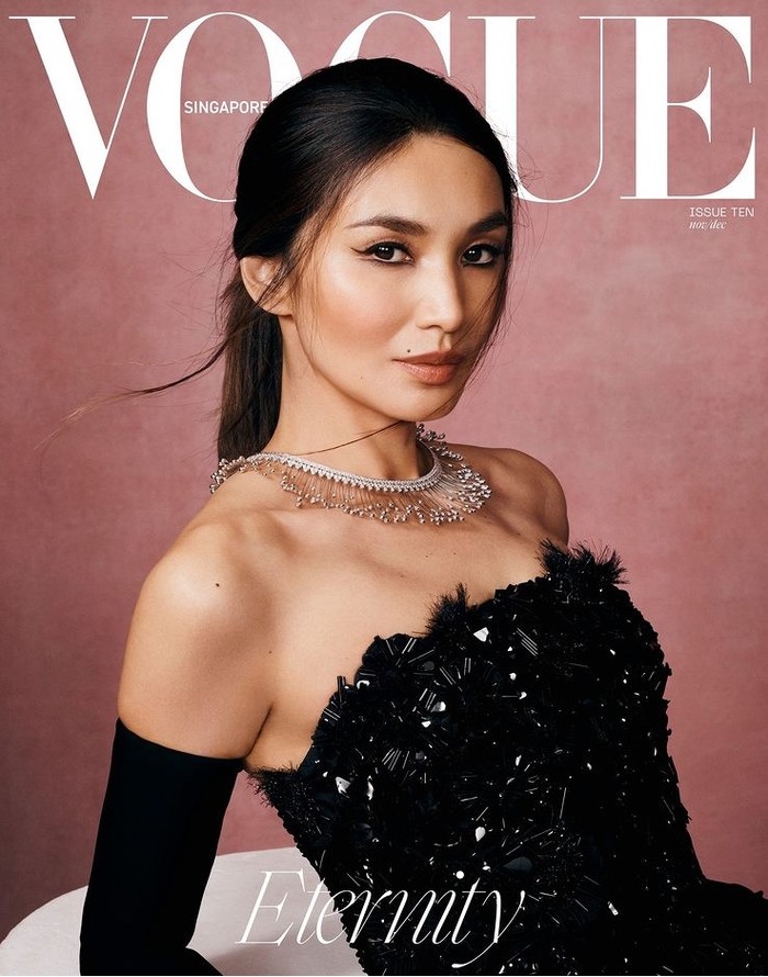 Baru-baru ini Gemma Chan menjadi cover star edisi November majalah Vogue Singapore dengan headline ‘Eternity’. Pada salah satu cover, Gemma Chan terlihat memukau mengenakan dress dari Balenciaga./Foto: Instagram.com/voguesingapore