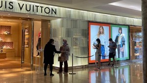 Heboh! Banyak Orang Kaya DKI Jakarta Rela Antre Belanja di Butik Louis Vuitton, Ada Apa?