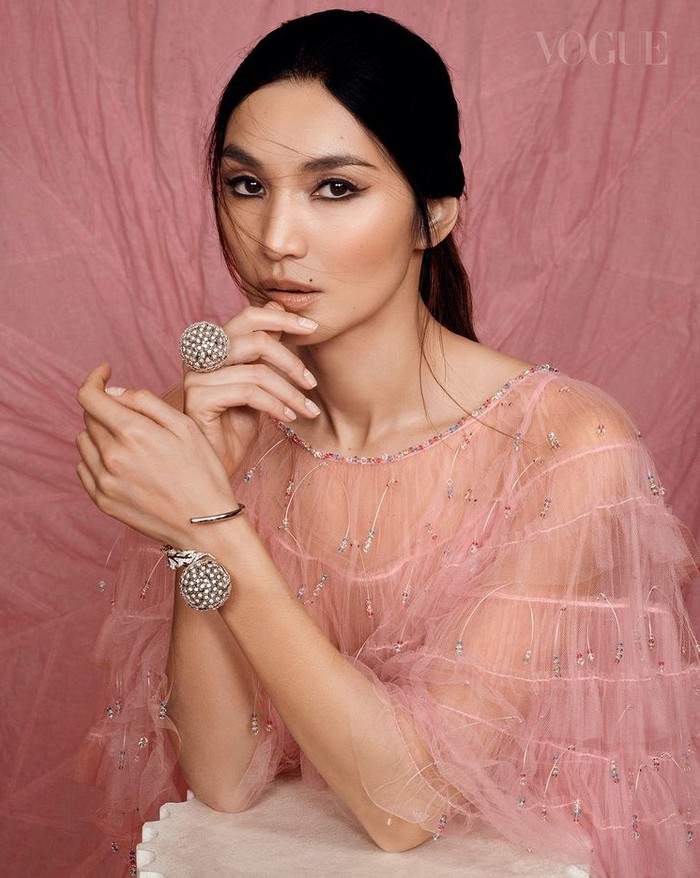 Gemma Mengenakan busana warna pink dari Giorgio Armani dan aksesori dari label perhiasan mewah Boucheron/Foto: Instagram.com/voguesingapore