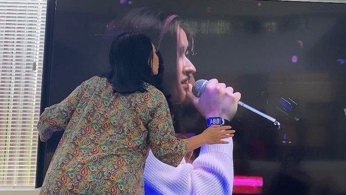 Cuma Bisa Streaming Stephanie Poetri Saat Manggung di LA, Titi DJ Peluk dan Cium Layar TV