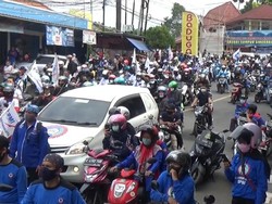 Penampakan Demo Buruh di Purwakarta Tutup Jalur Arteri Jakarta-Bandung