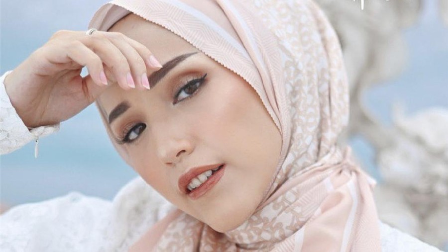 Foto gaya hijab dan busana Adelia Pasha.