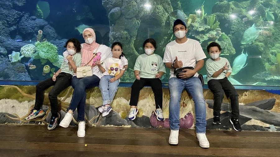 Foto gaya hijab dan busana Adelia Pasha.