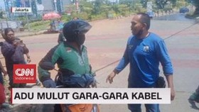 VIDEO: Gara-gara Tersangkut Kabel, Ojol & Petugas Terlibat Adu Mulut